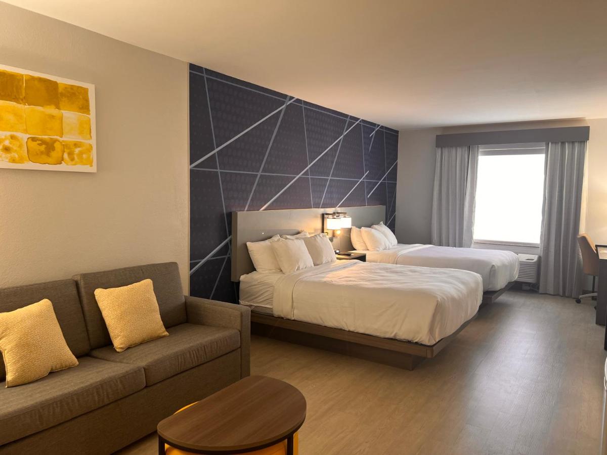 Queen Suite at Comfort Suites Louisville Airport