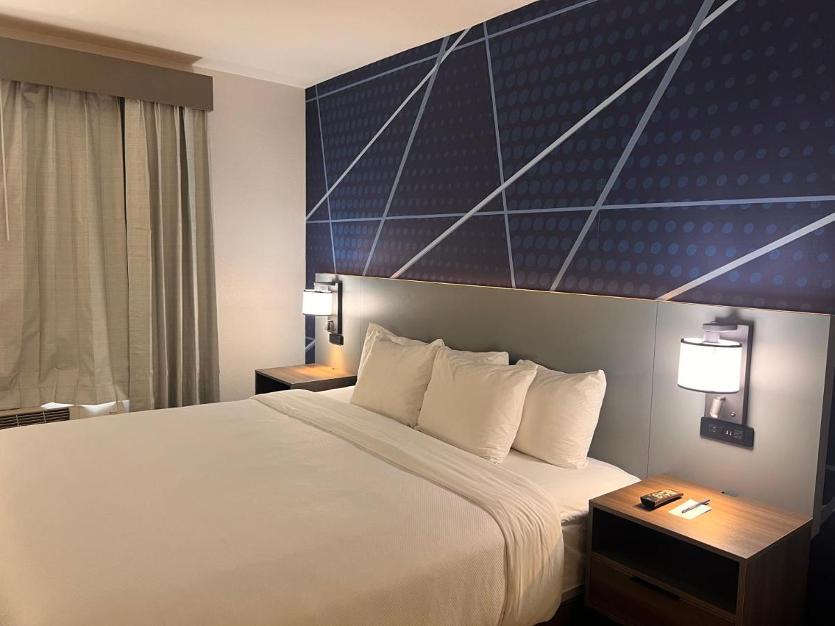 King Suite at Comfort Suites Louisville Airport