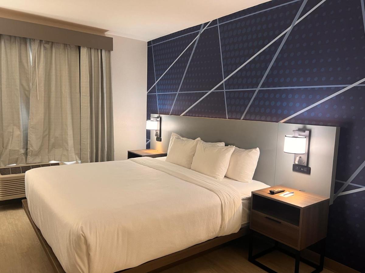 King Suite at Comfort Suites Louisville Airport