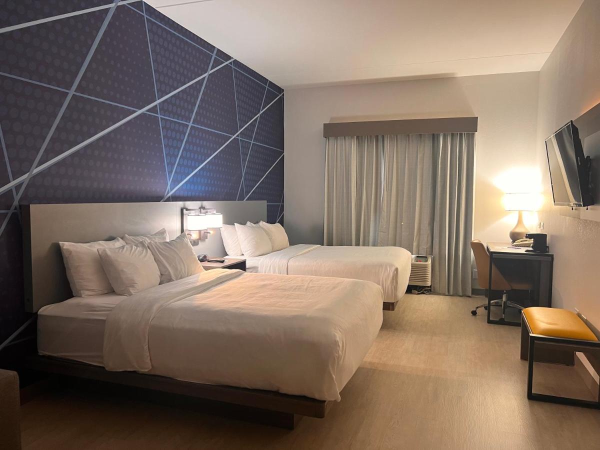 Queen Suite at Comfort Suites Louisville Airport