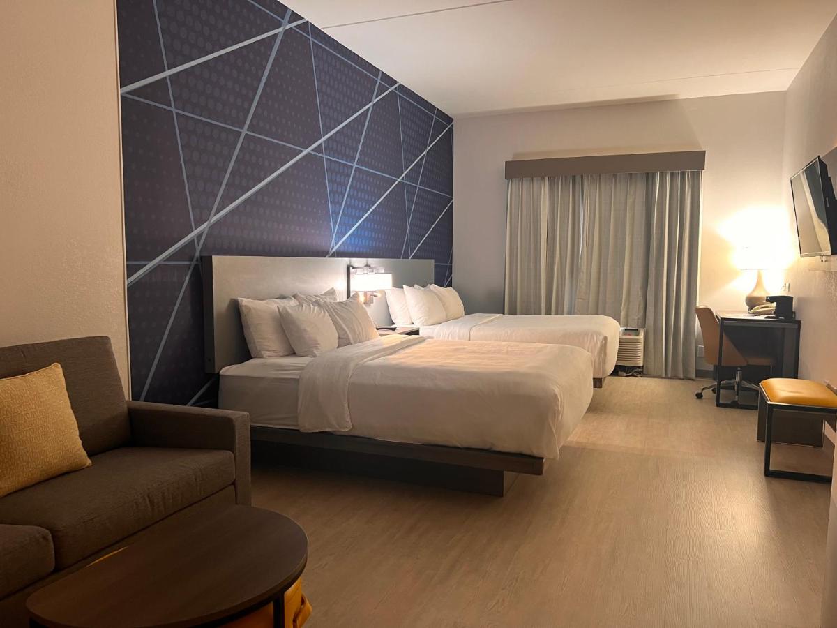 Queen Suite at Comfort Suites Louisville Airport