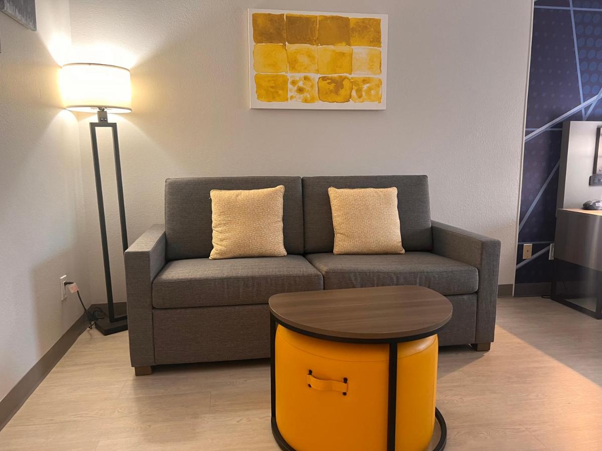 King Suite at Comfort Suites Louisville Airport