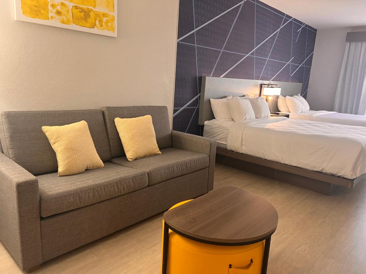 Queen Suite at Comfort Suites Louisville Airport