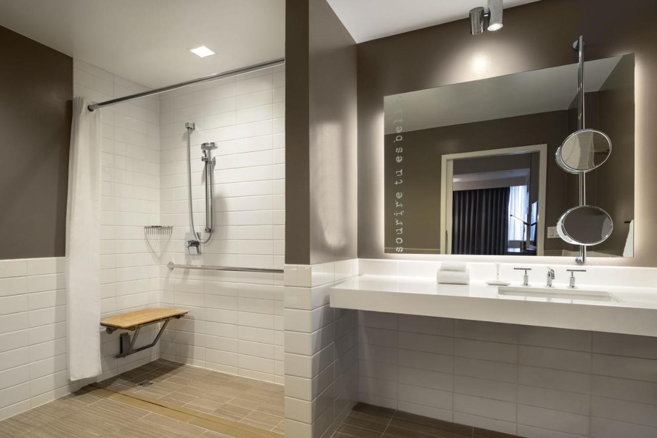 Classic, Guest room, 2 Double at Le Méridien New Orleans