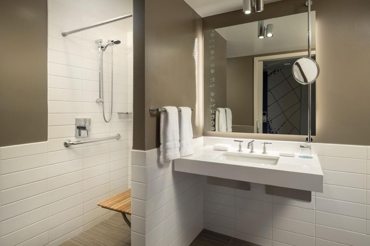 Corner King Suite, 1 Bedroom Suite, 1 King, Corner room at Le Méridien New Orleans