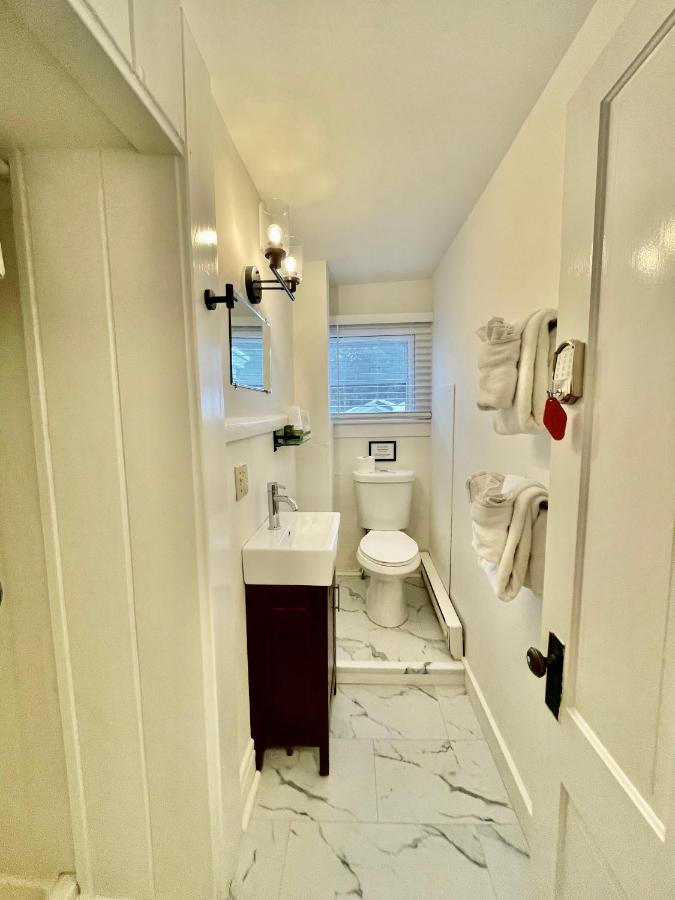 Twin Room with Private External Bathroom at Cranmore Mountain Lodge Bed & Breakfast