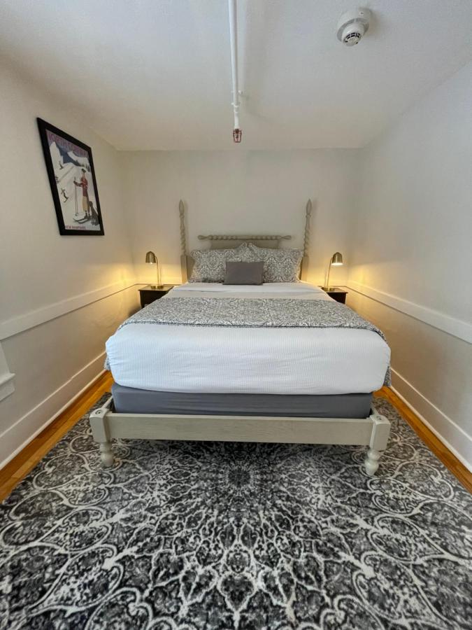 Twin Room with Private External Bathroom at Cranmore Mountain Lodge Bed & Breakfast