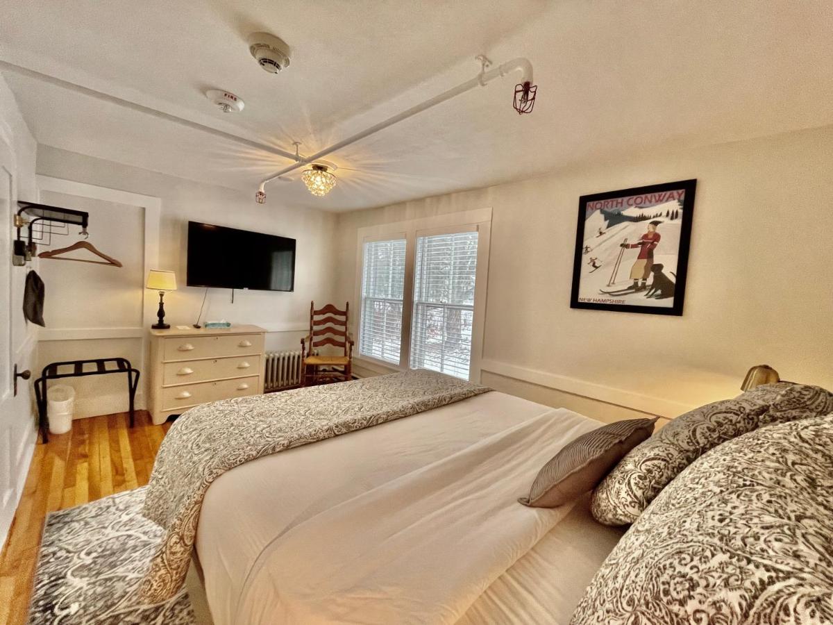 Twin Room with Private External Bathroom at Cranmore Mountain Lodge Bed & Breakfast