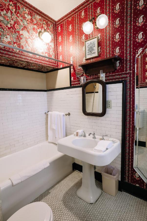 | Walnut Street Inn