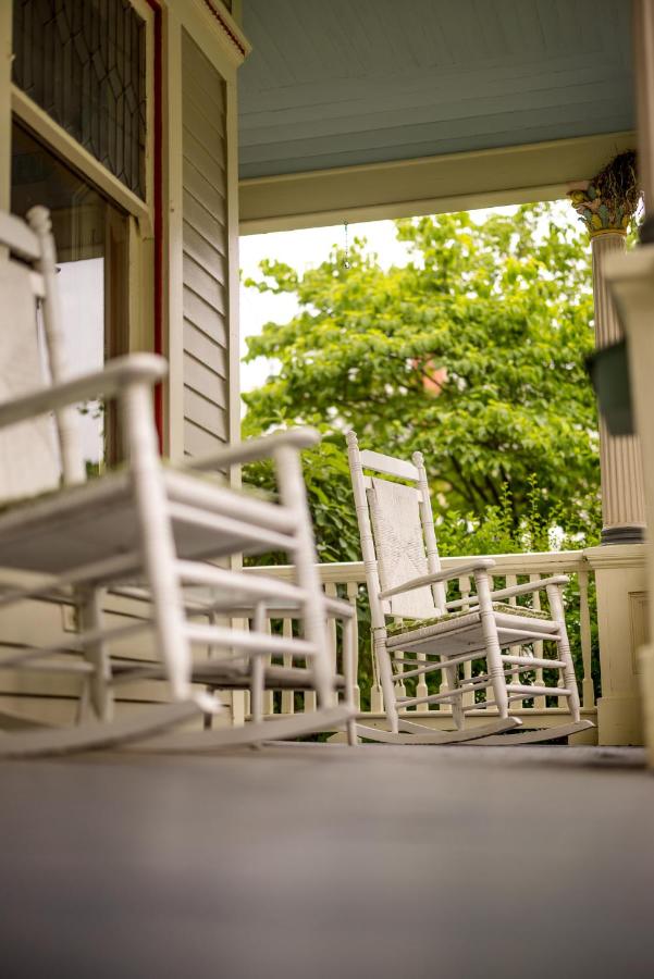 | Walnut Street Inn