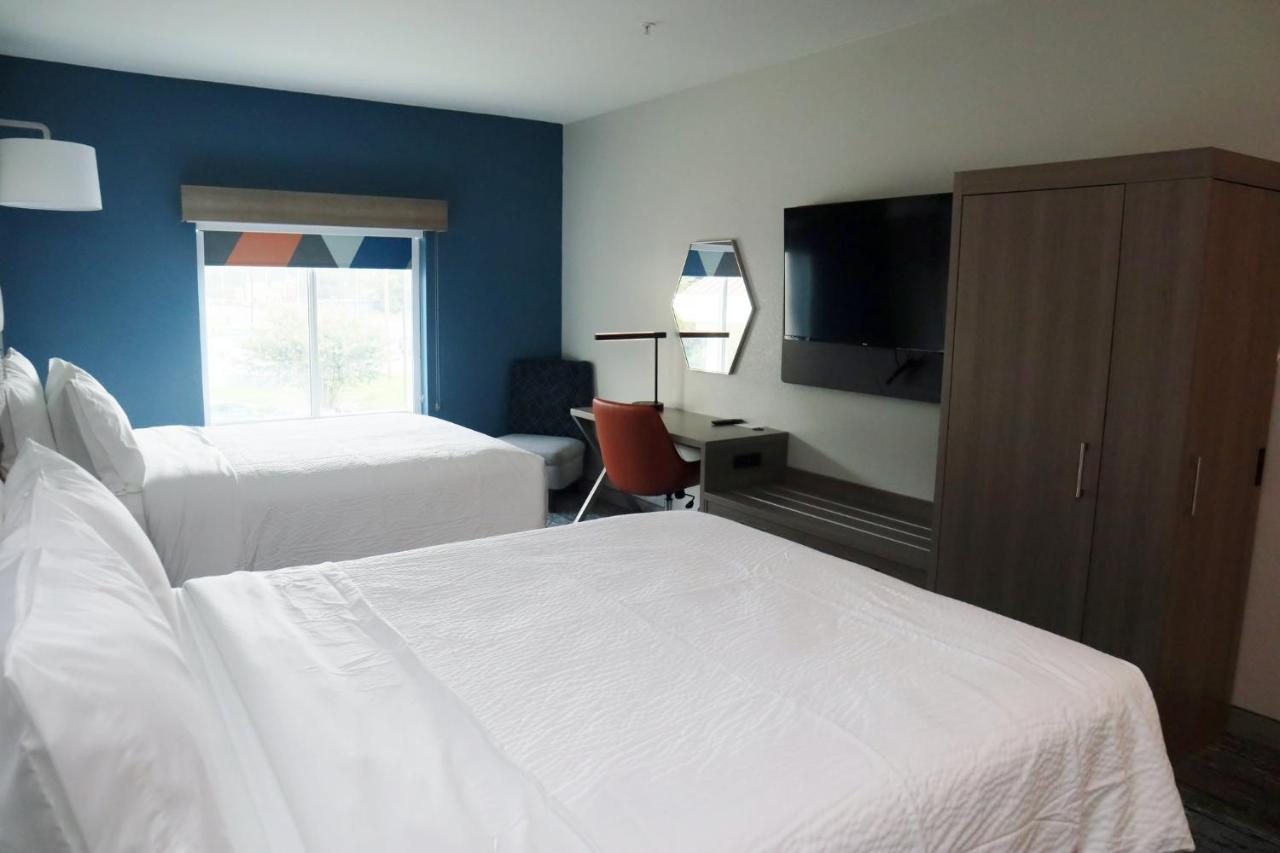 Queen Room with Two Queen Beds at Holiday Inn Express Hotel & Suites Baton Rouge North by IHG