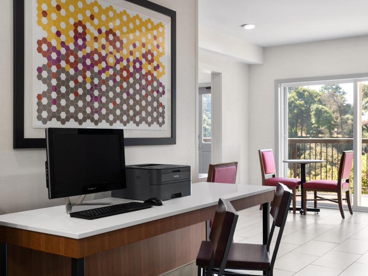 | Holiday Inn Express Fort Bragg, an IHG Hotel