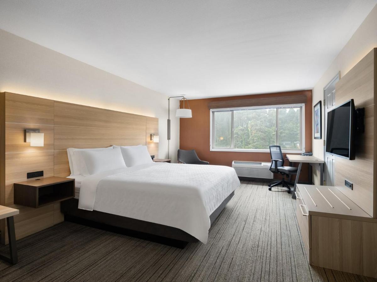 | Holiday Inn Express Fort Bragg, an IHG Hotel