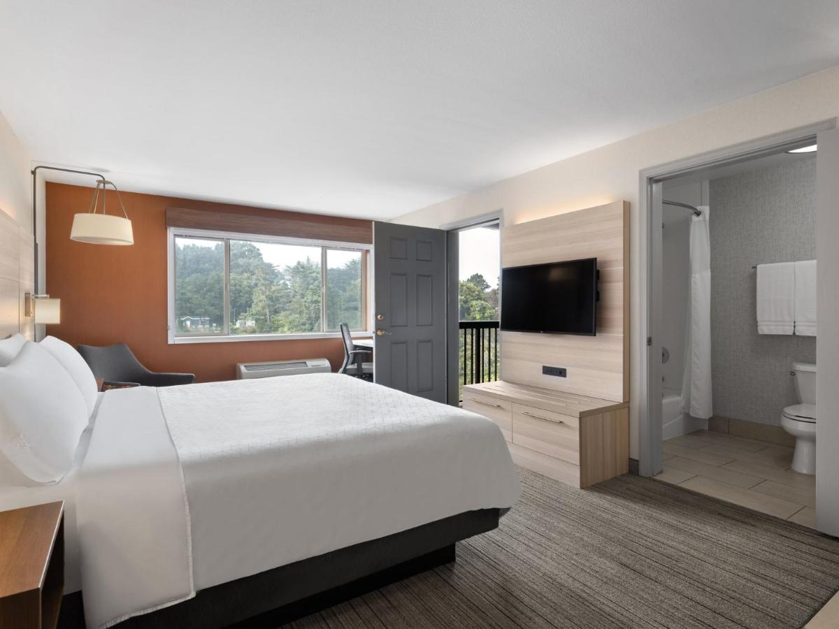 | Holiday Inn Express Fort Bragg, an IHG Hotel