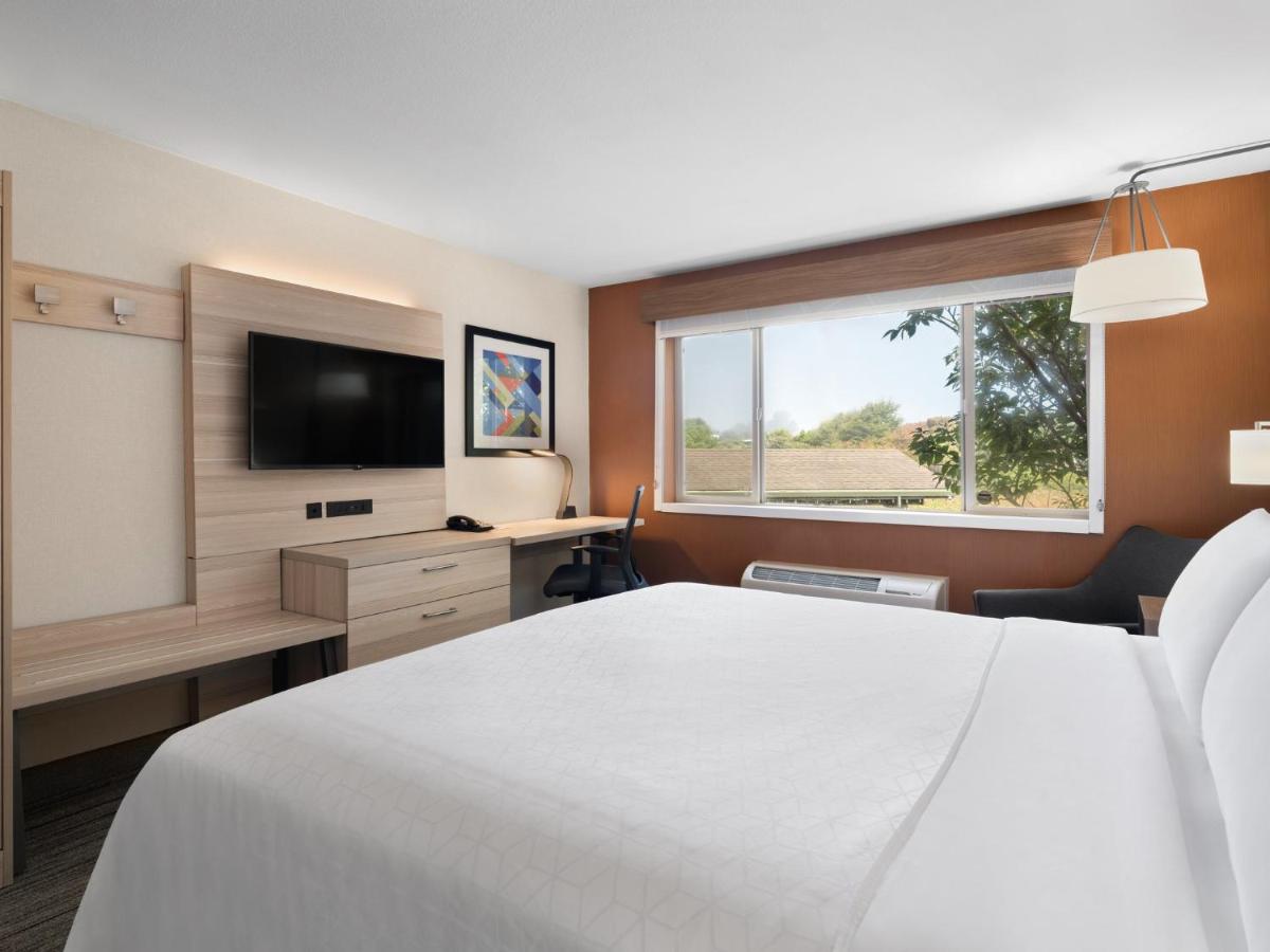 | Holiday Inn Express Fort Bragg, an IHG Hotel