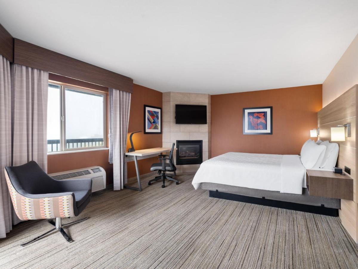 | Holiday Inn Express Fort Bragg, an IHG Hotel