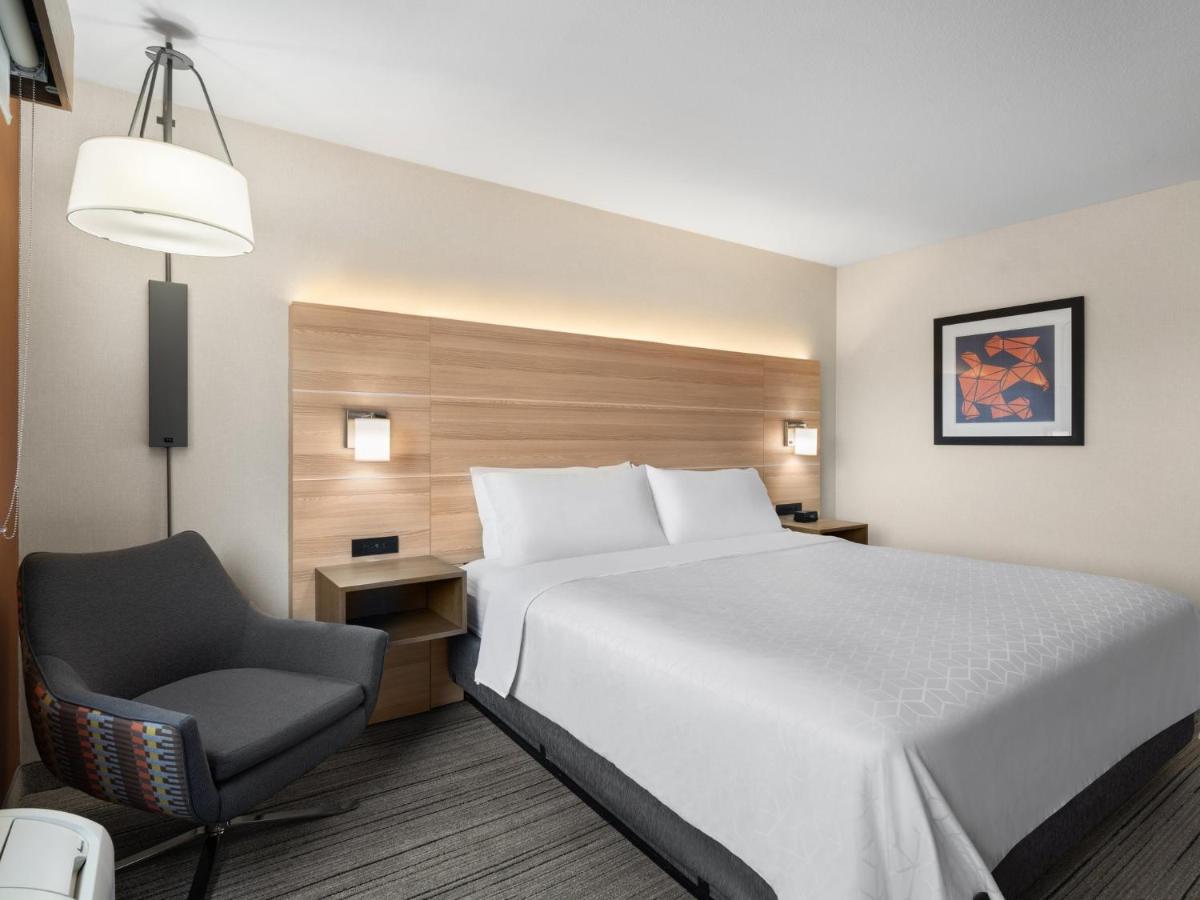 | Holiday Inn Express Fort Bragg, an IHG Hotel