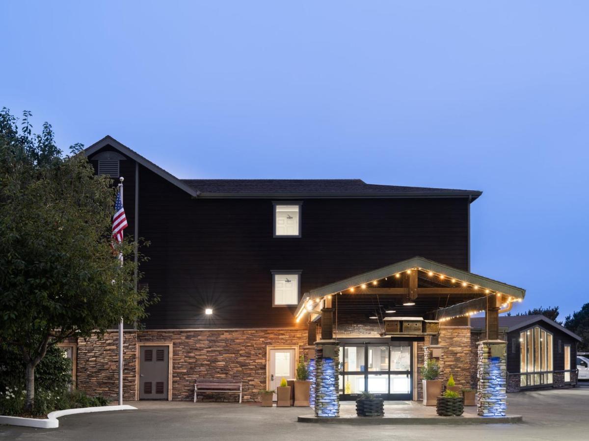 | Holiday Inn Express Fort Bragg, an IHG Hotel