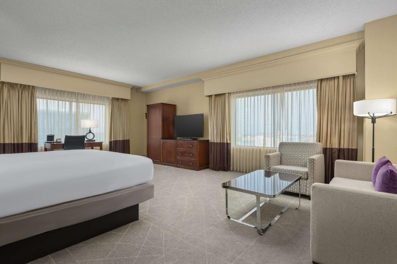 Non-Smoking King Corner Room at DoubleTree by Hilton Chicago O'Hare Airport - Rosemont
