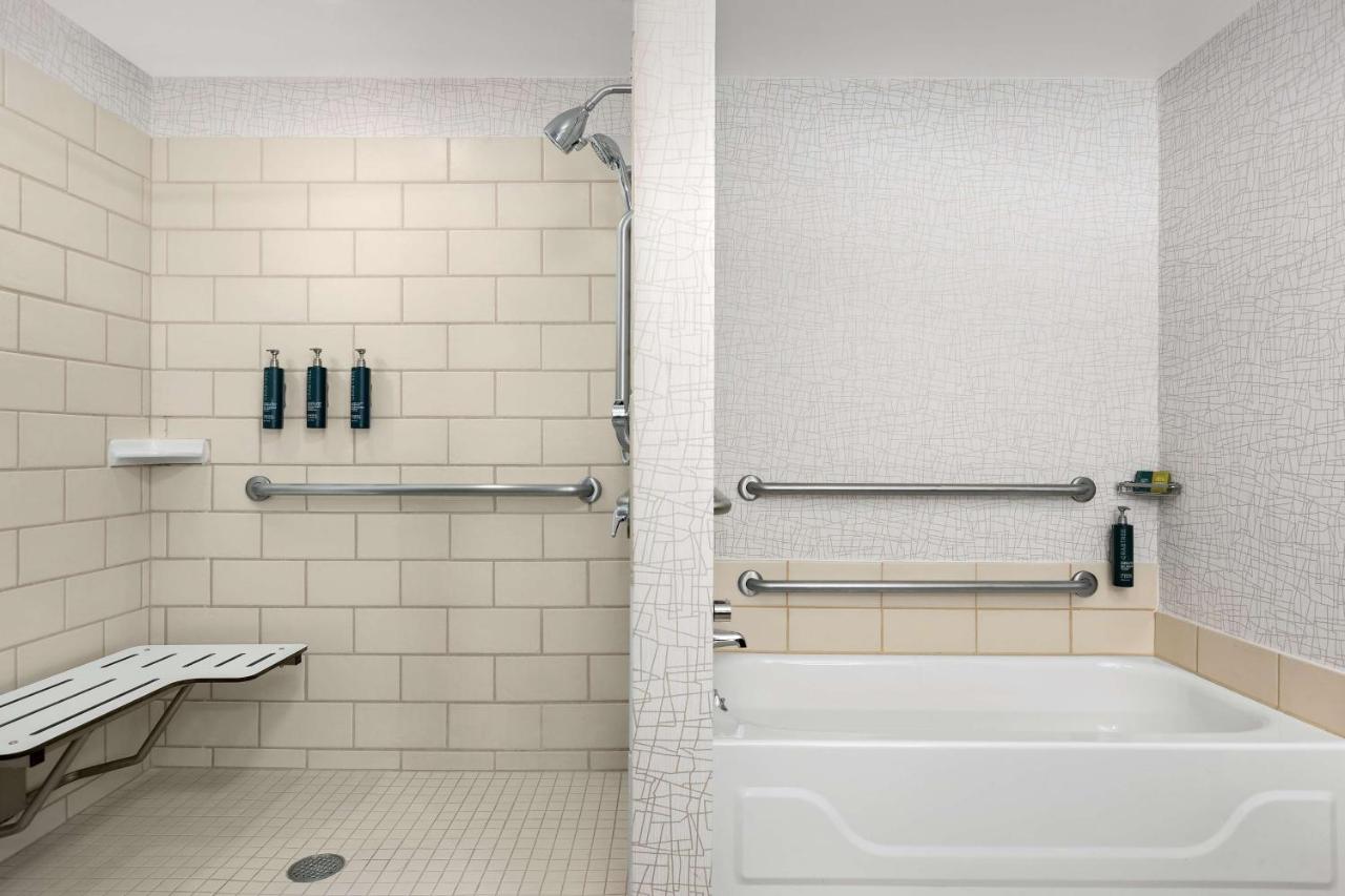 King Room with Shower - Hearing Accessible at DoubleTree by Hilton Chicago O'Hare Airport - Rosemont