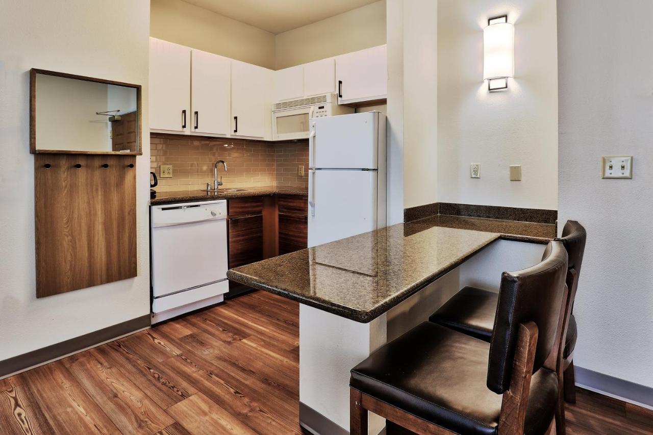 Deluxe One-Bedroom Suite at Staybridge Suites Albuquerque - Airport by IHG