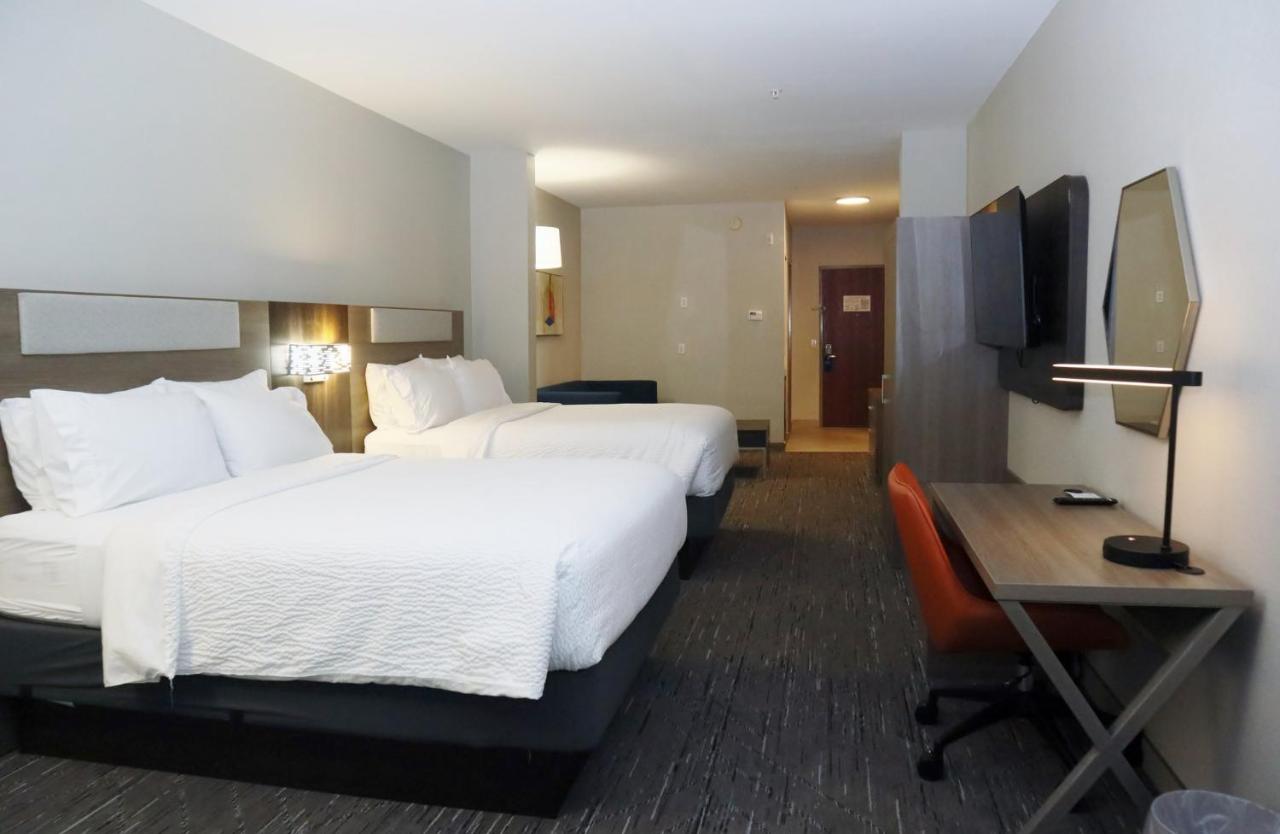 Queen Suite with Two Queen Beds at Holiday Inn Express Hotel & Suites Baton Rouge North by IHG