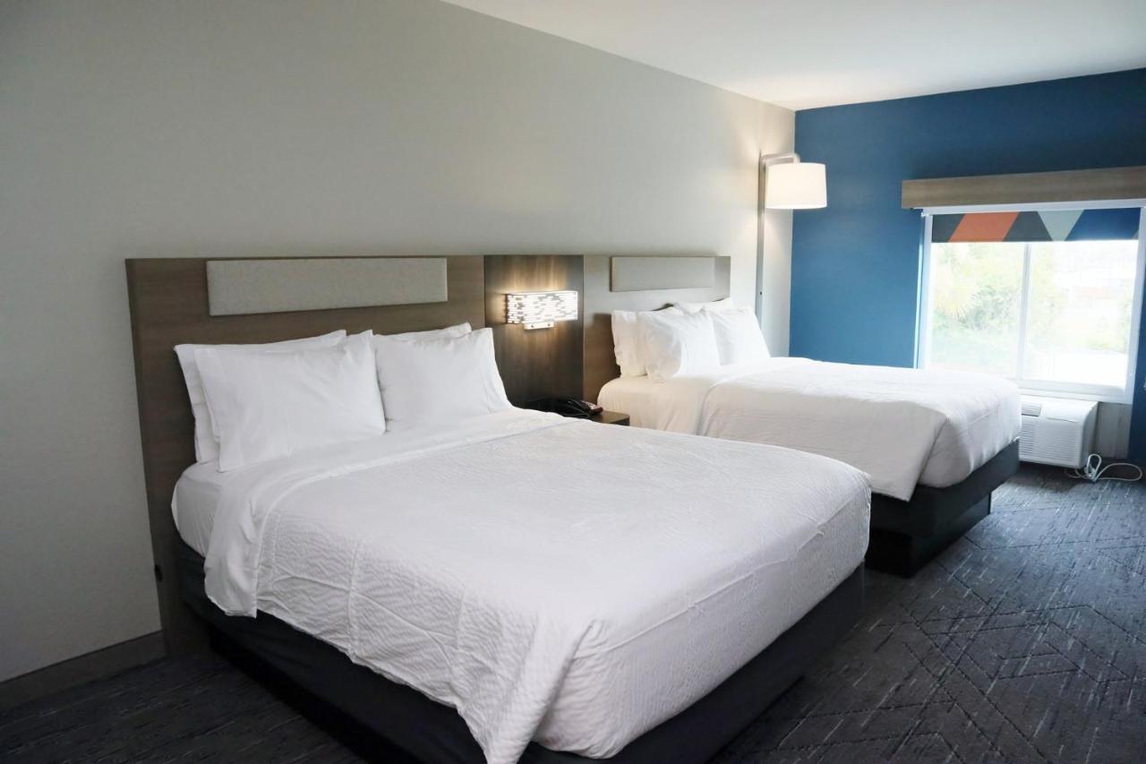 Queen Room with Two Queen Beds at Holiday Inn Express Hotel & Suites Baton Rouge North by IHG