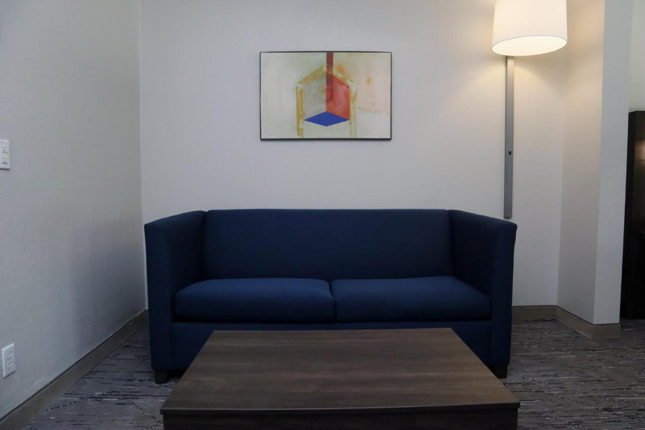 King Suite at Holiday Inn Express Hotel & Suites Baton Rouge North by IHG