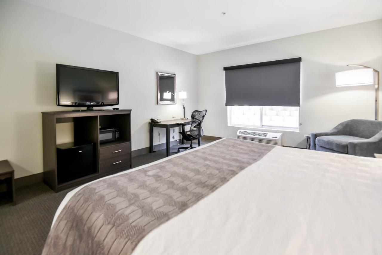 King Room with Roll-In Shower - Disability Access at Shutters Hotel