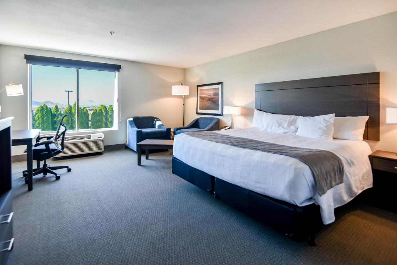 Parlor King Room at Shutters Hotel