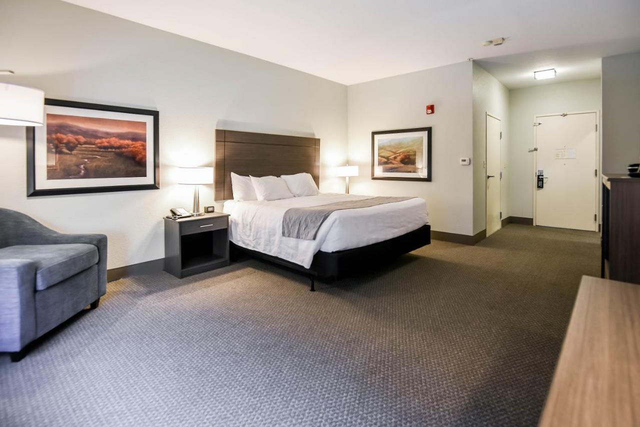 King Room with Roll-In Shower - Disability Access at Shutters Hotel