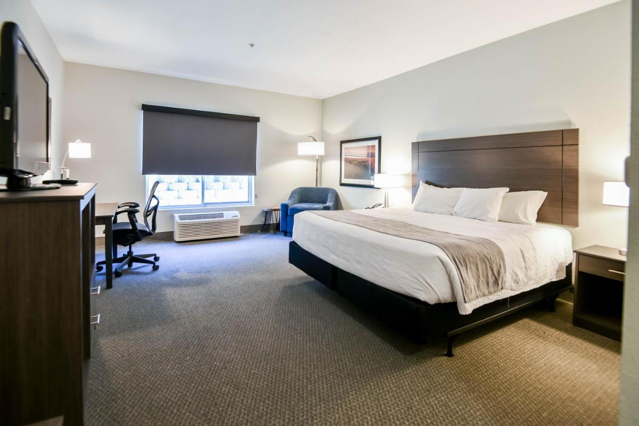 King Room with Roll-In Shower - Disability Access at Shutters Hotel