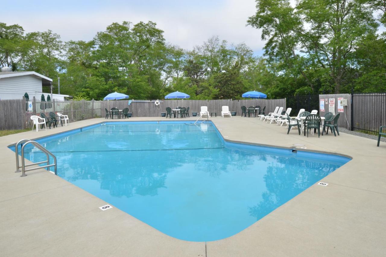 | Blue Dolphin Inn