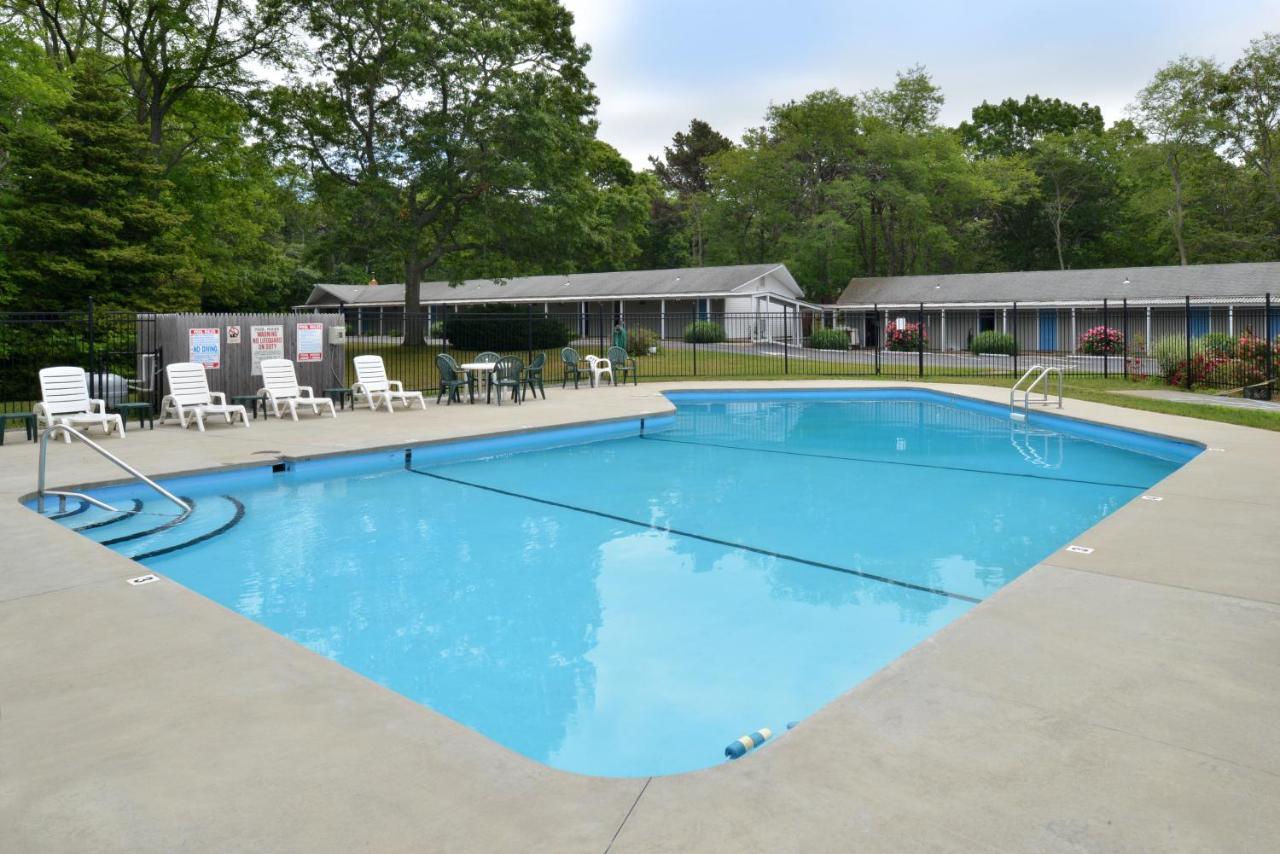 | Blue Dolphin Inn
