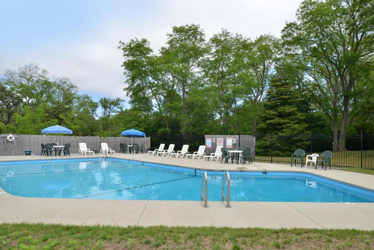 | Blue Dolphin Inn