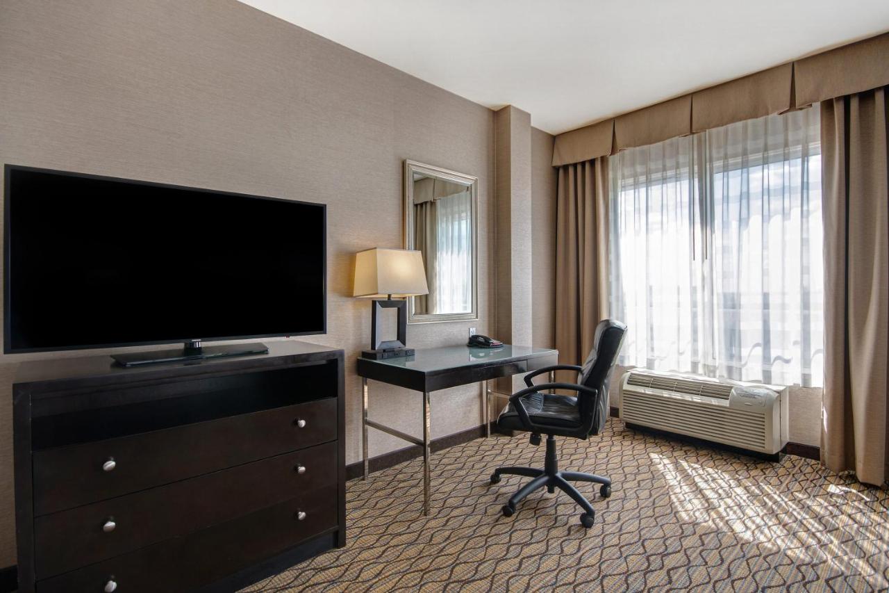 | Holiday Inn Hotel Detroit Metro Airport, an IHG Hotel