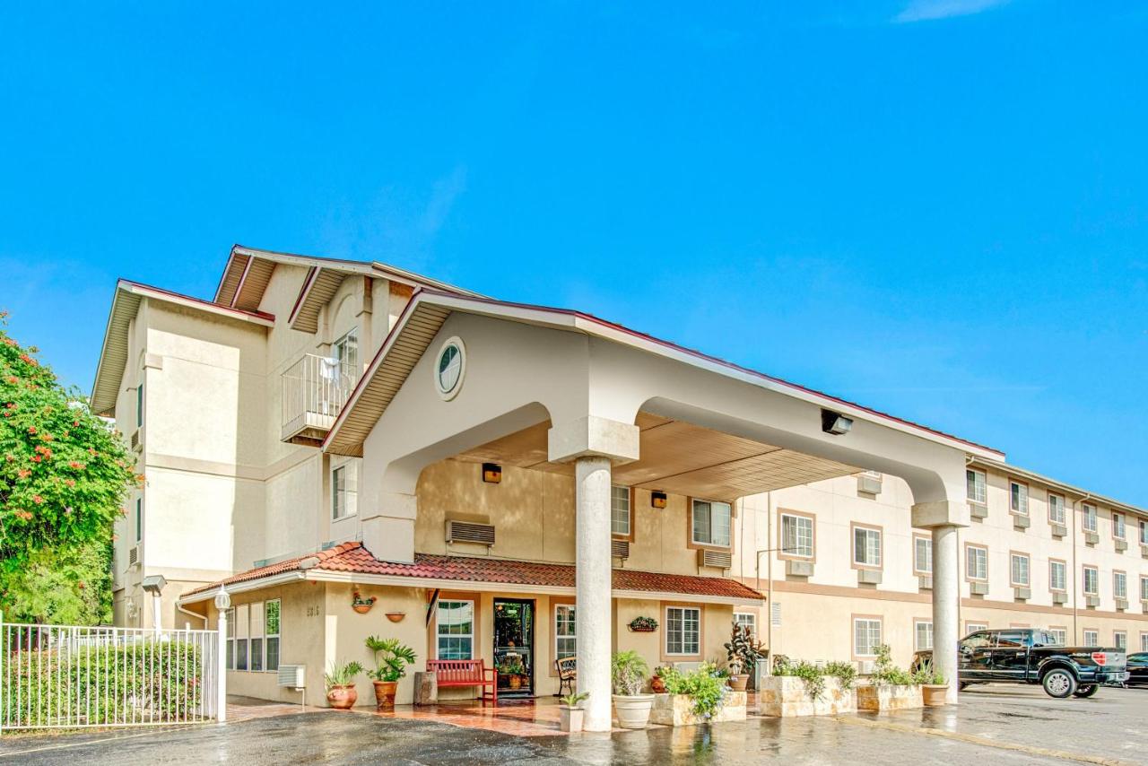 | Super 8 by Wyndham San Antonio/Fiesta