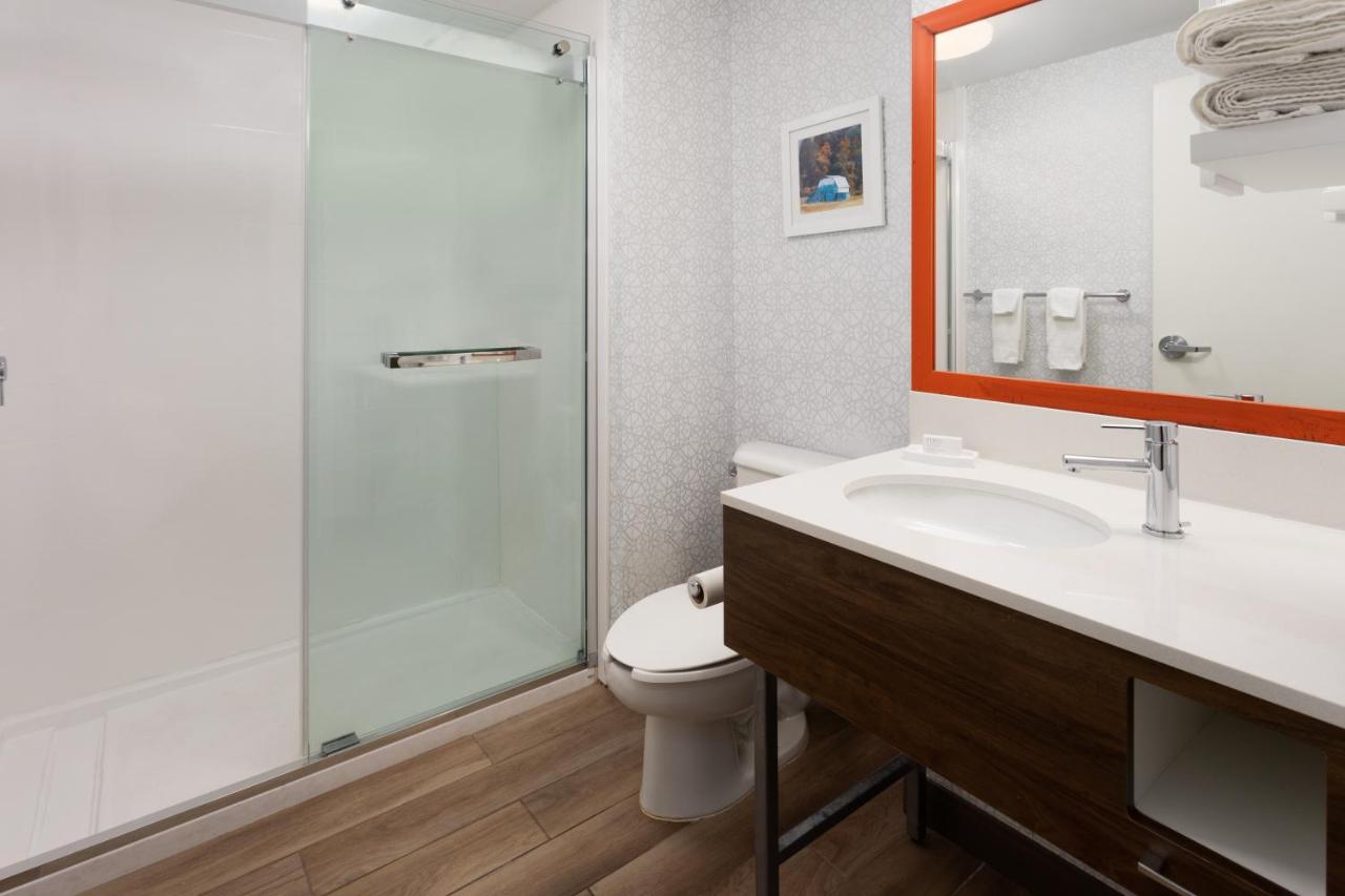 King Room - Shower Only at Hampton Inn & Suites Scottsburg