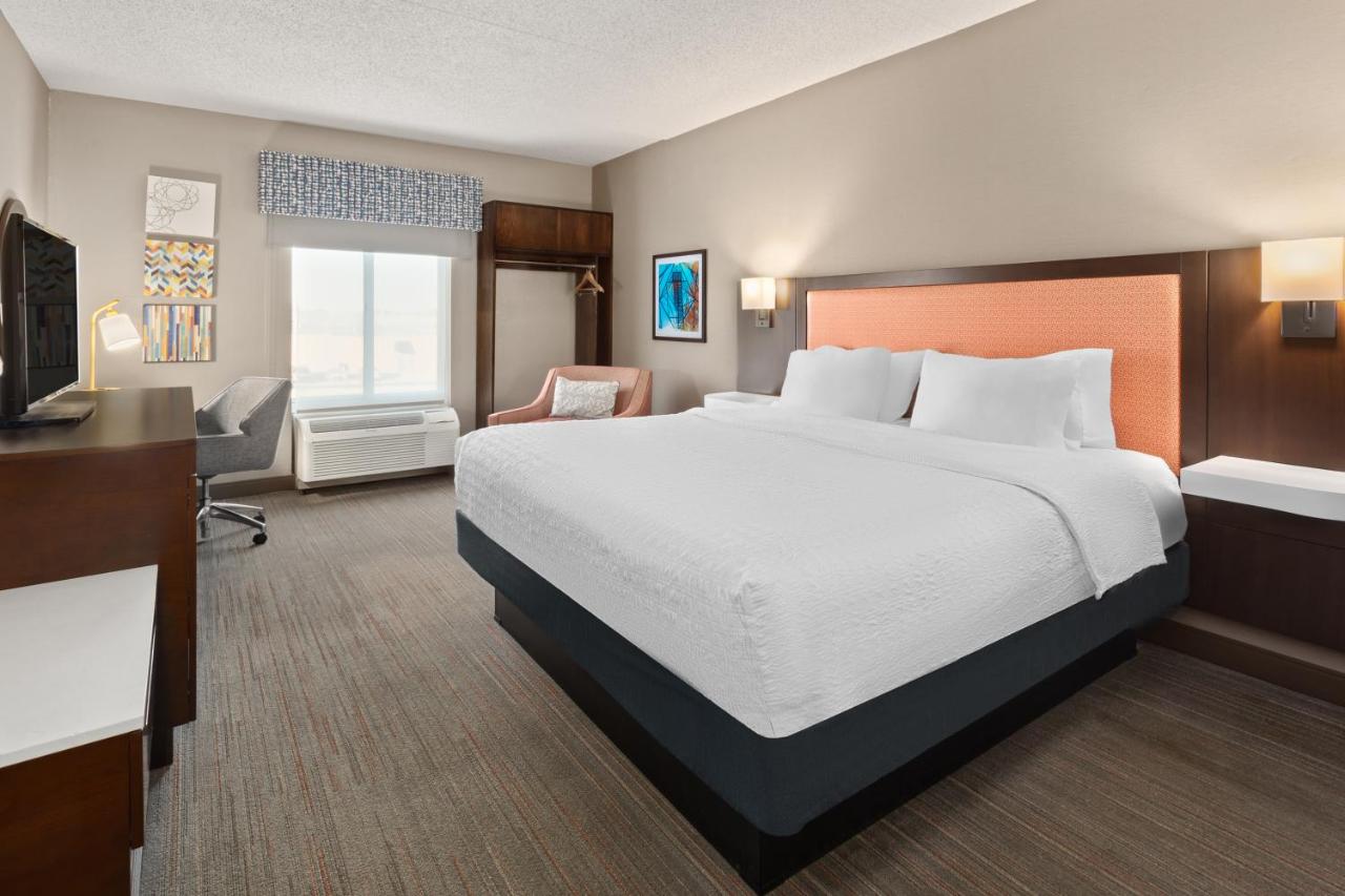 King Room - Disability access with Bathtub/Non-Smoking at Hampton Inn & Suites Scottsburg