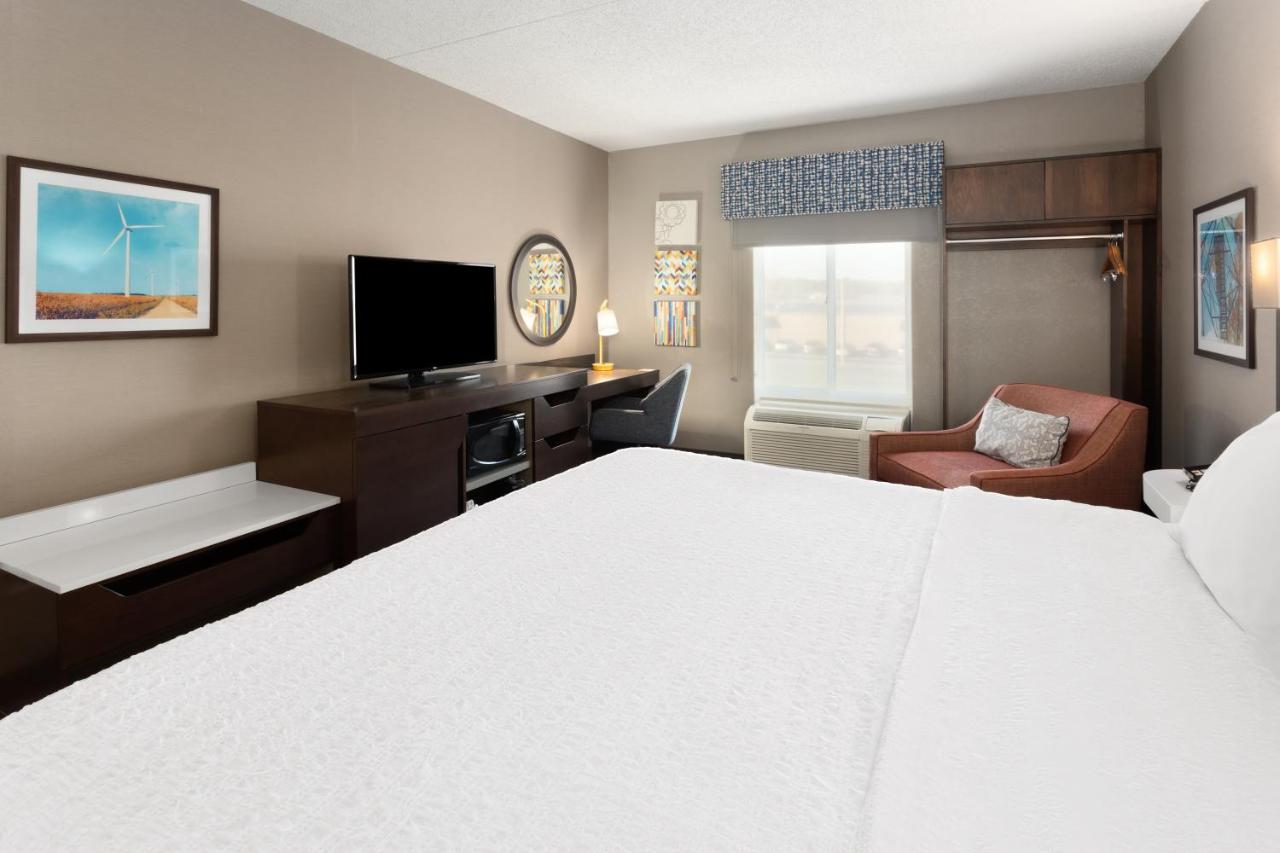 King Room - Disability access with Bathtub/Non-Smoking at Hampton Inn & Suites Scottsburg
