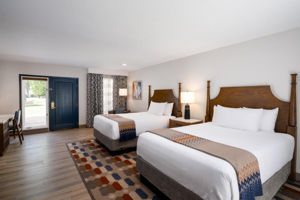Adobe Traditional Deluxe Queen Room with Two Queen Beds at The Wigwam