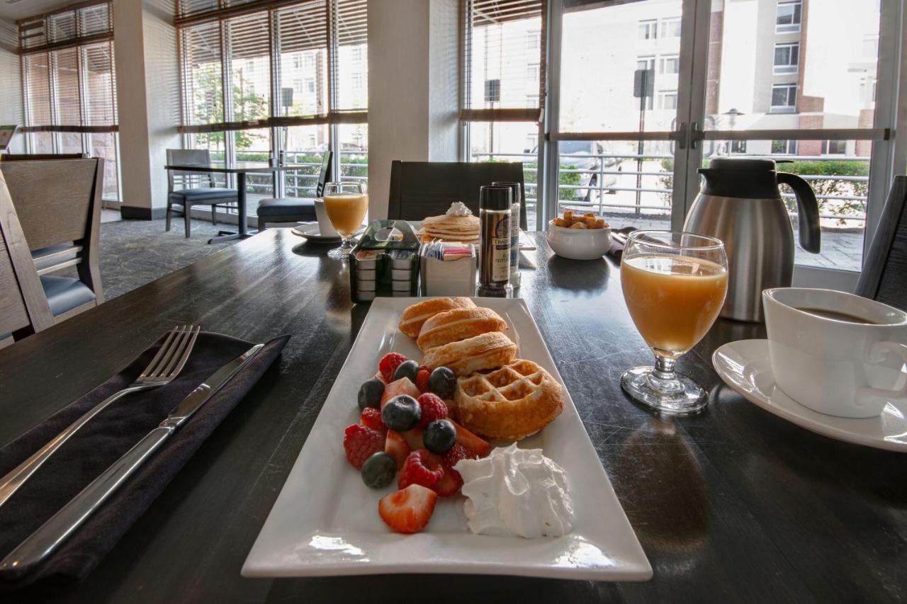 | Holiday Inn Hotel Detroit Metro Airport, an IHG Hotel