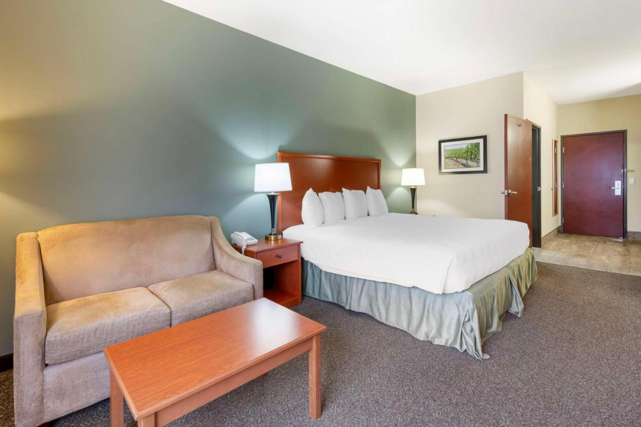 Queen Room at Best Western Plus Walla Walla Suites Inn