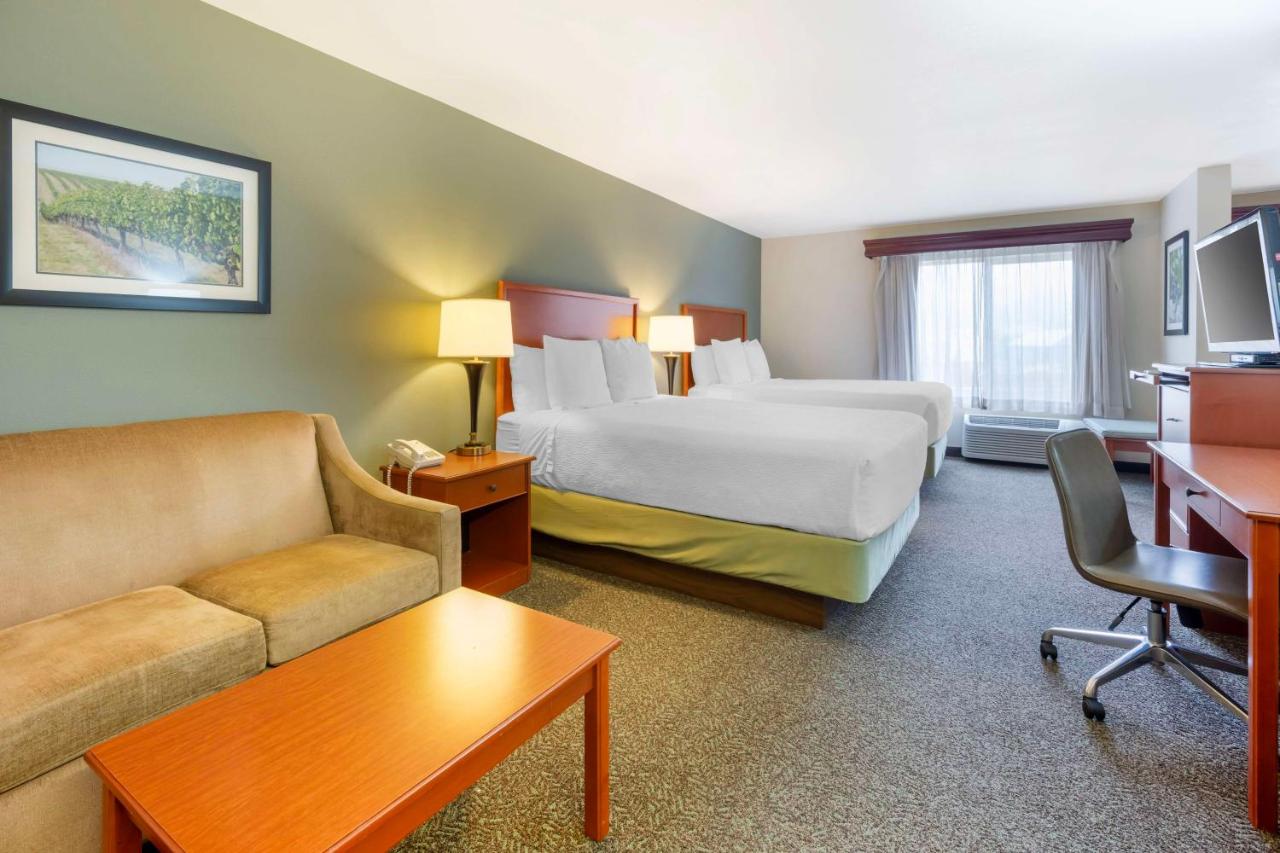 Deluxe Queen Room with Two Queen Beds at Best Western Plus Walla Walla Suites Inn