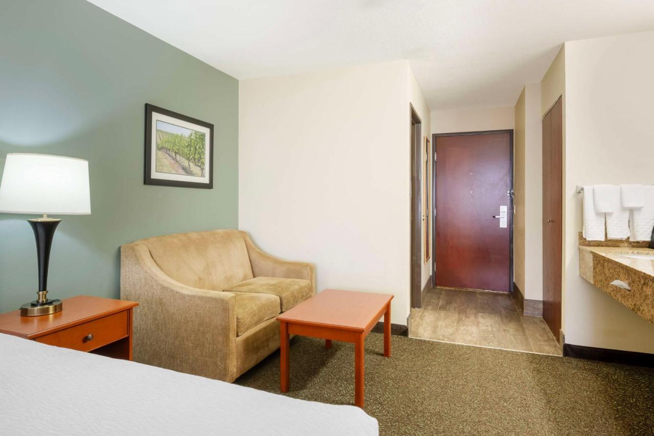 Queen Room at Best Western Plus Walla Walla Suites Inn