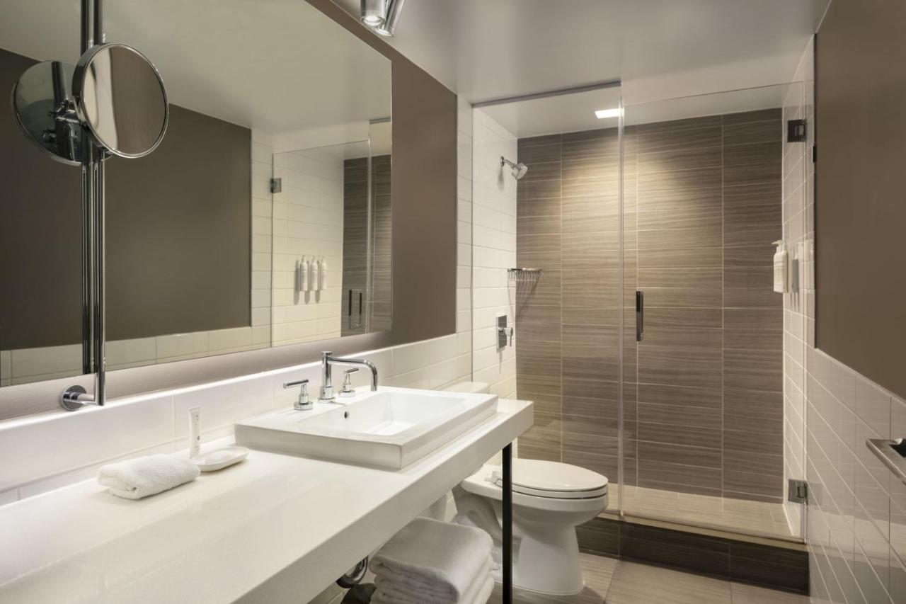 Larger Guest room, 1 King, City view at Le Méridien New Orleans