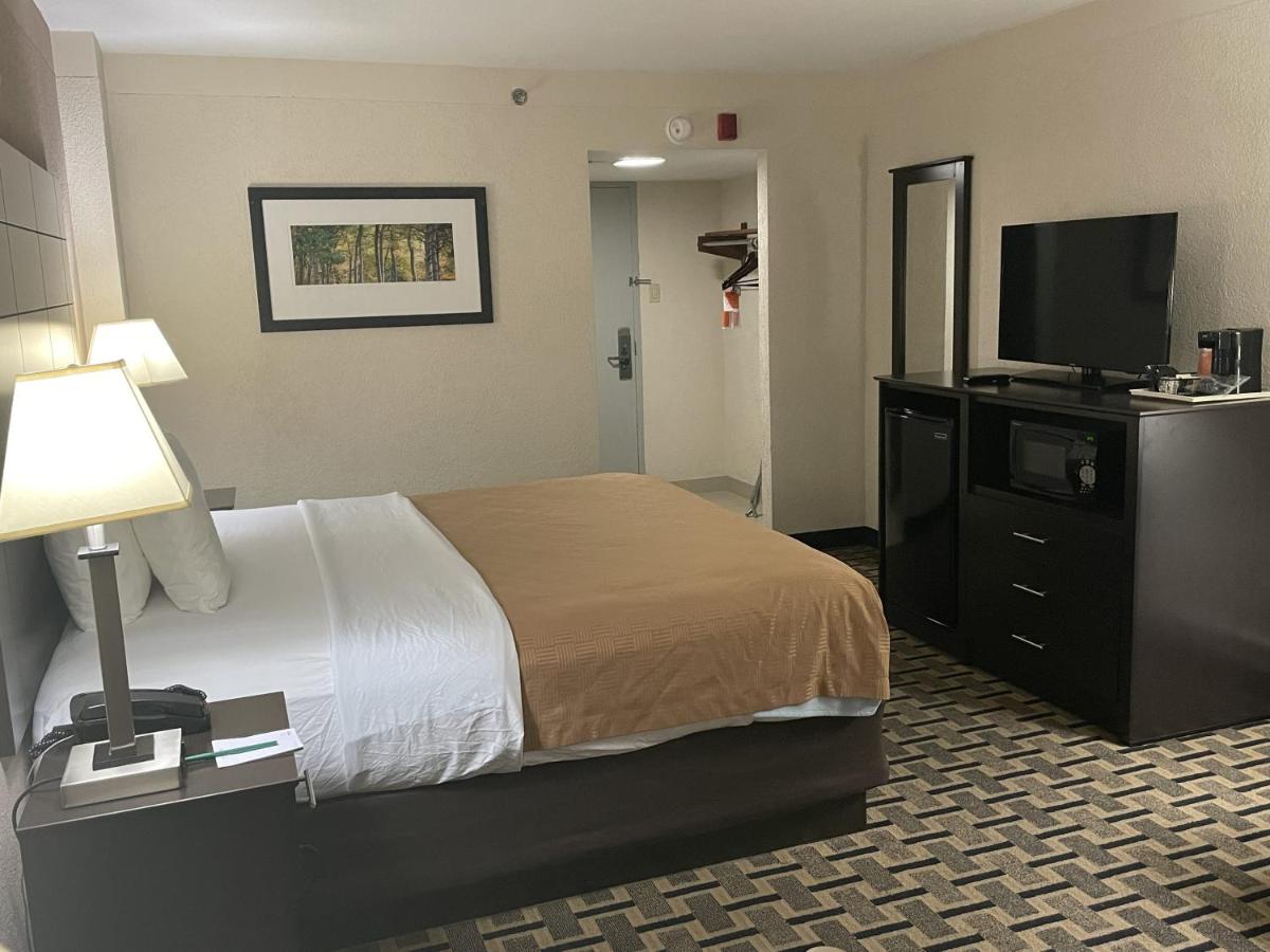 Queen Room - Mobility Accessible/Non-Smoking at Quality Inn & Suites Cincinnati Downtown