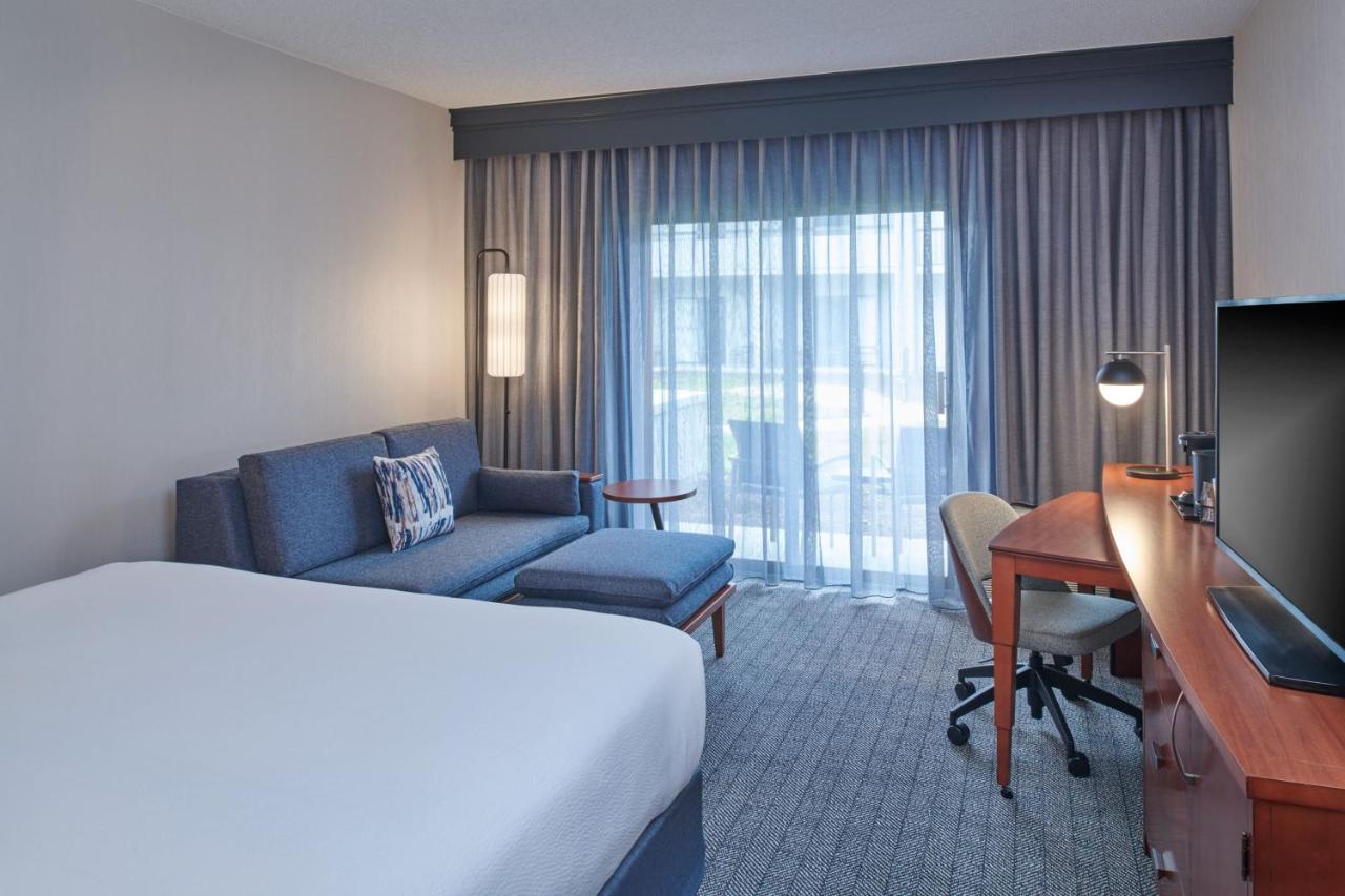 King Room with Sofa Bed at Courtyard by Marriott Detroit Livonia