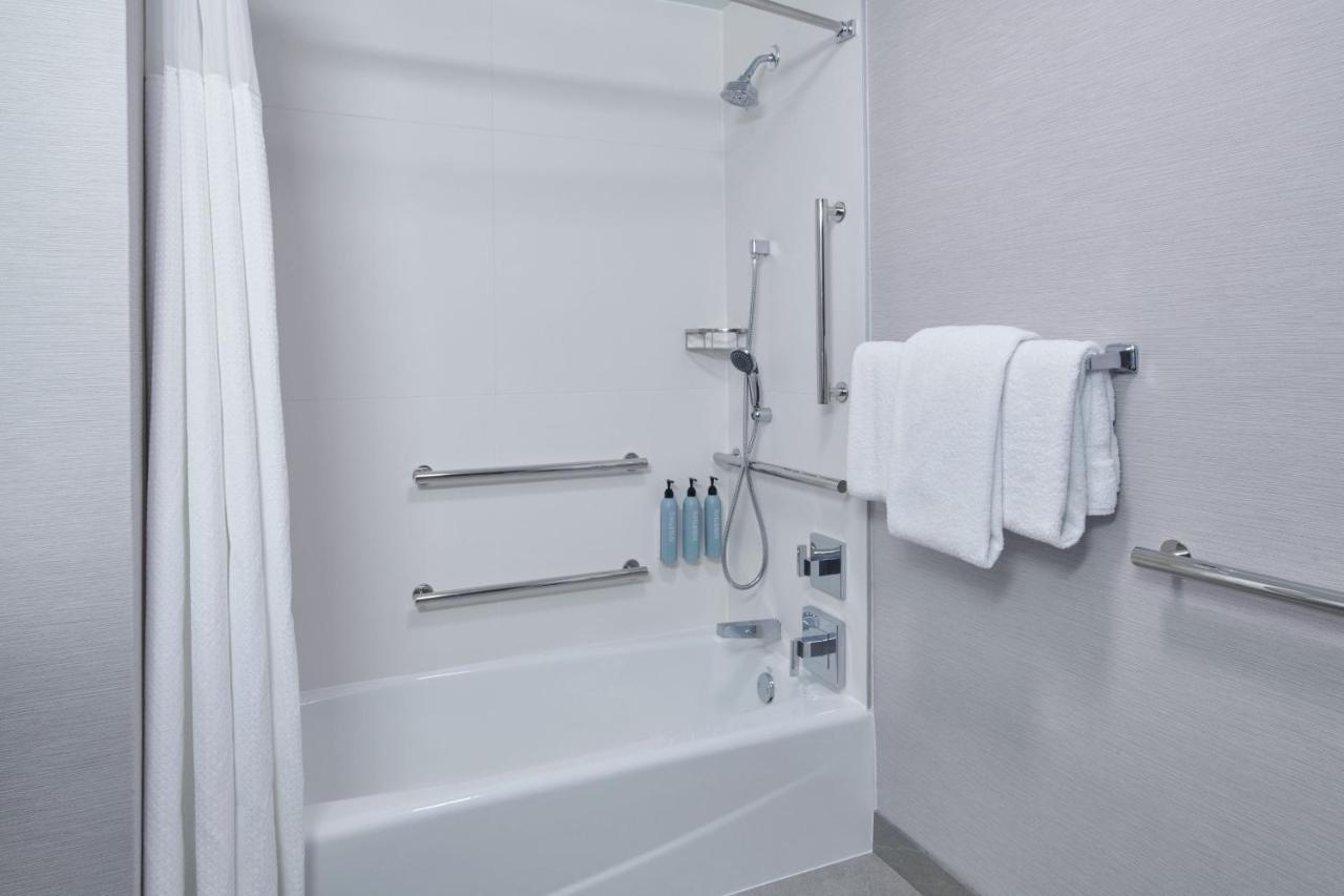 | Courtyard by Marriott Detroit Livonia
