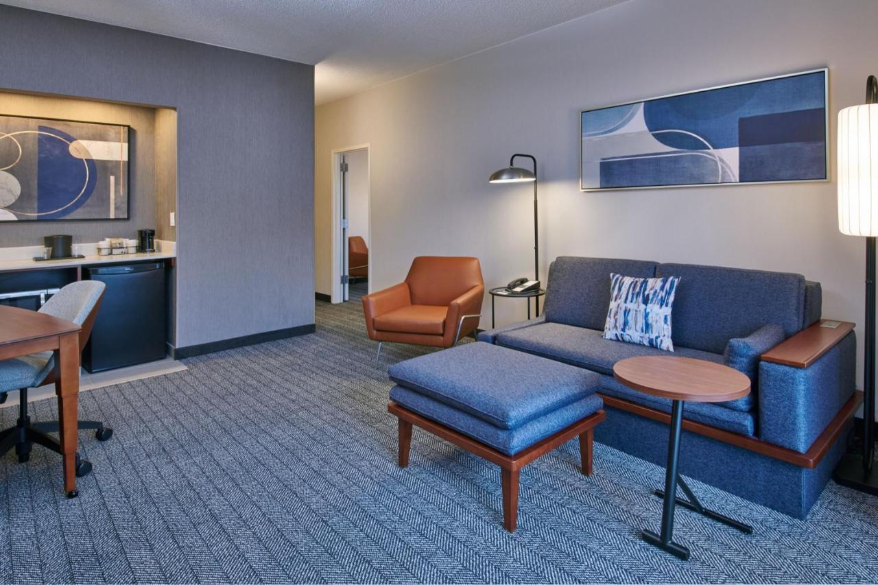One-Bedroom King Suite at Courtyard by Marriott Detroit Livonia